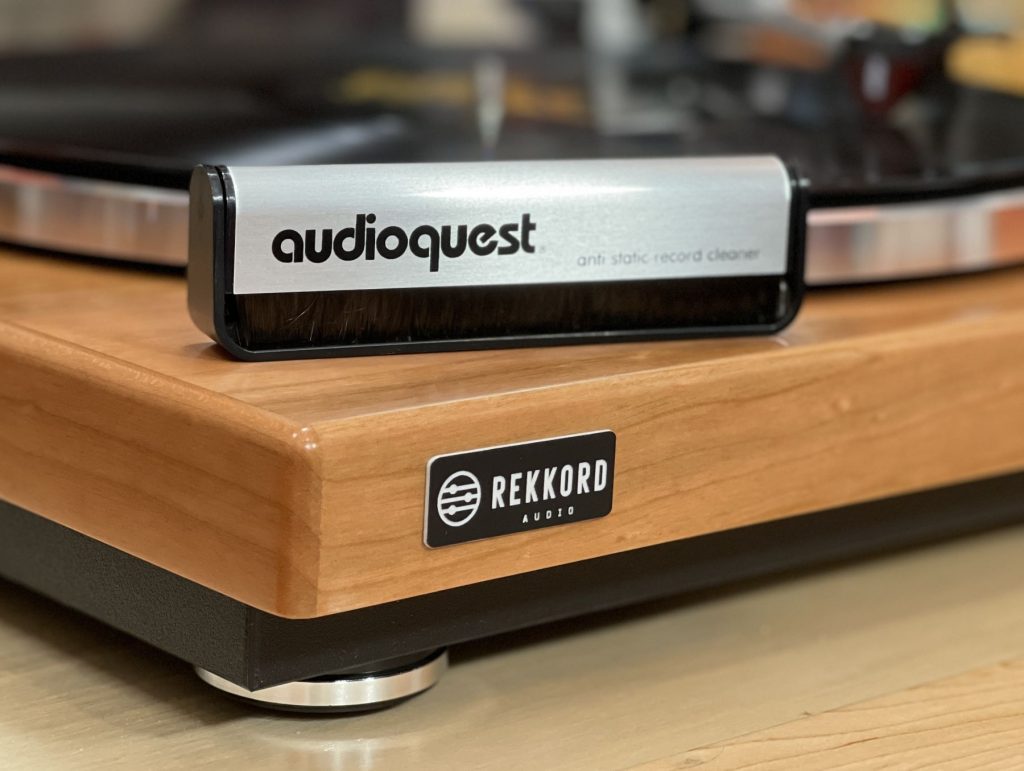 Rekkord Audio lemezjátszó és AudioQuest lemeztisztító kefe